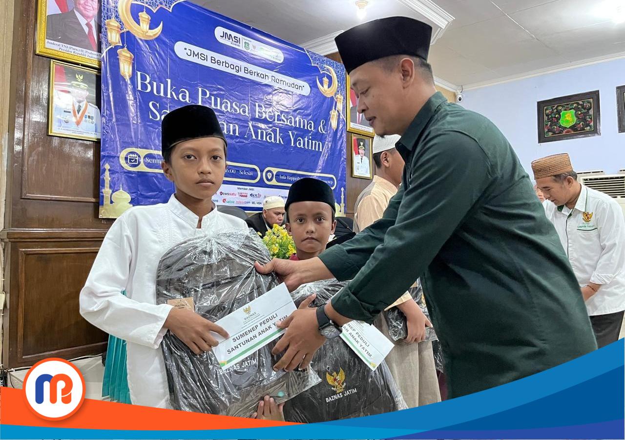 Ketua JMSI Sumenep, Supanji saat memberi santunan kepada anak yatim pada Senin (17/03/2025)