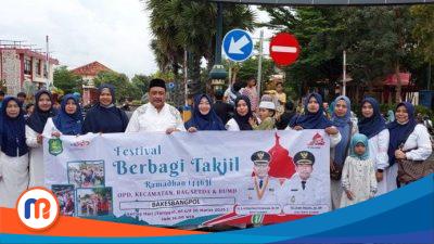 Bakesbangpol Sumenep Berbagi Ratusan Paket Takjil untuk Pengguna Jalan