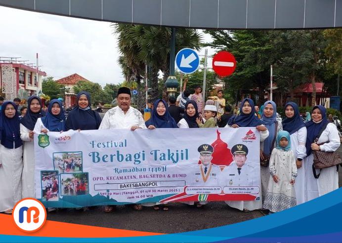 Foto bersama Bakesbangpol Sumenep saat berbagi takjil kepada para pengguna jalan pada Senin (17/03/2025)