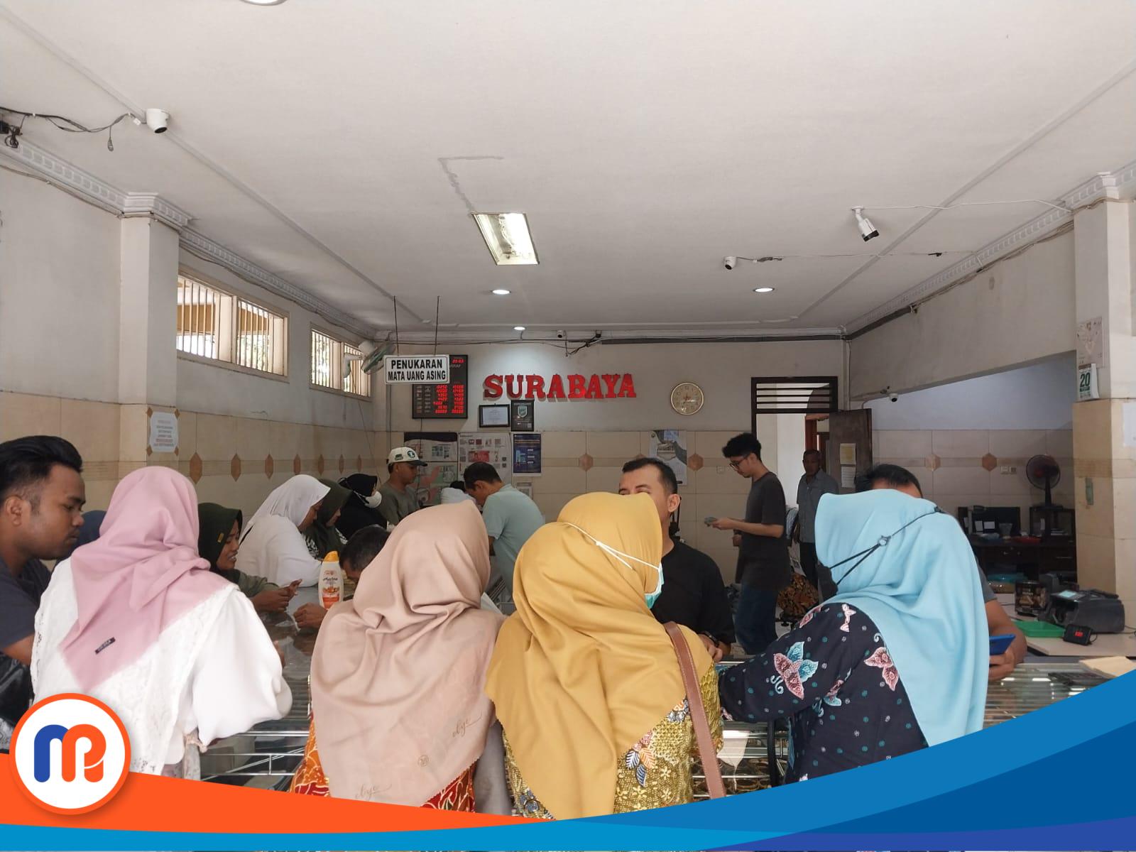 Penjual dan pembeli di toko emas Surabaya Pamekasan
