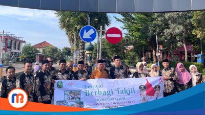 Foto bersama DPMPTSP Kabupaten Sumenep di sela-sela kegiatan berbagi takjil gratis kepada warga, Kamis (20/03/2025)