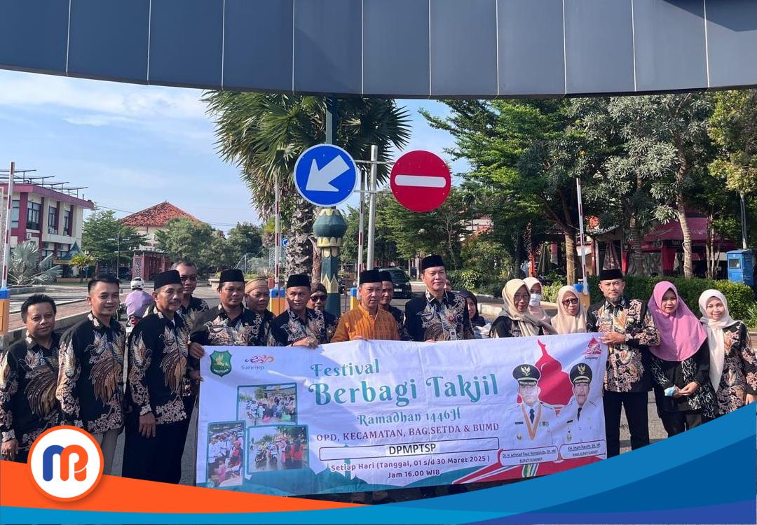 Foto bersama DPMPTSP Kabupaten Sumenep di sela-sela kegiatan berbagi takjil gratis kepada warga, Kamis (20/03/2025)