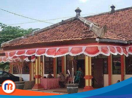 Pintu utama Kantor KPU Kabupaten Sumenep, yang beralamat di Jl. Asta Tinggi No. 99, Temor Lorong, Kebunagung, Kecamatan Kota Sumenep, Kabupaten Sumenep, Jawa Timur