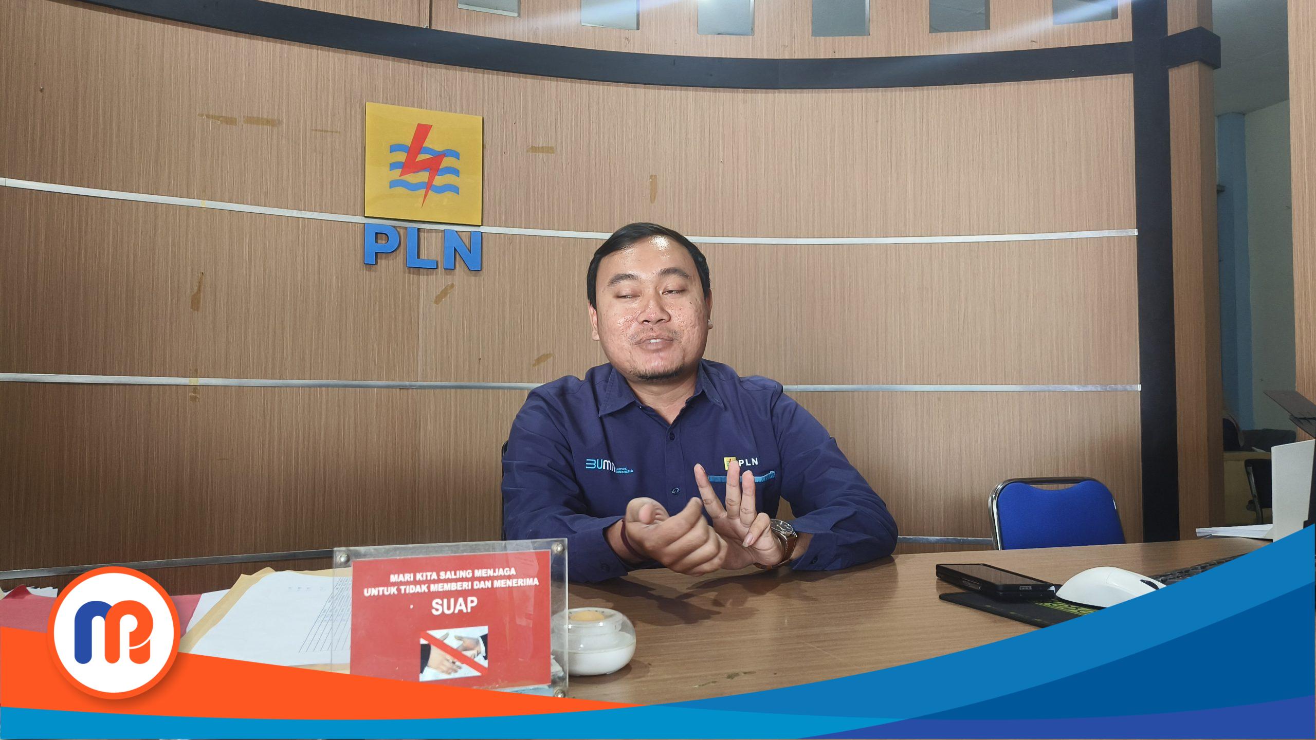 Adam Suryo, Bagian Pelayanan PLN Kecamatan Bangkalan saat ditemui media ini di tempat kerjanya