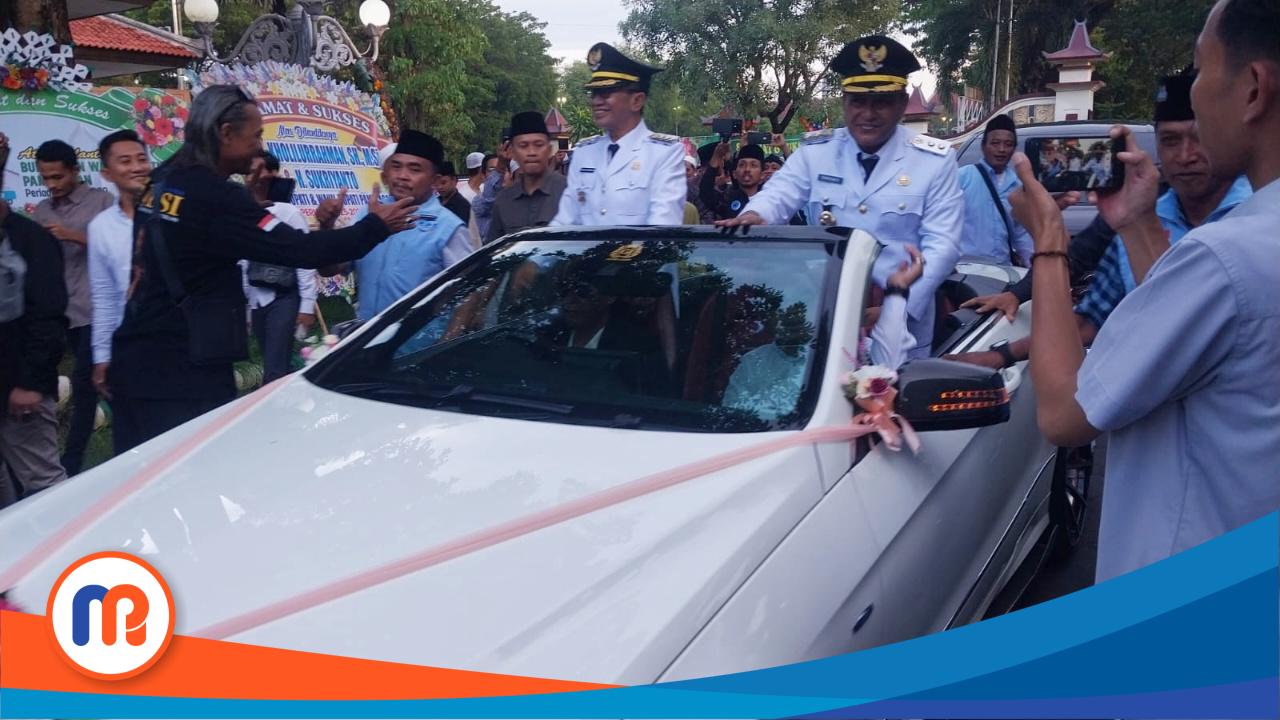 Ratusan warga Pamekasan menyambut kedatangan Bupati dan Wakil Bupati Kabupaten Pamekasan, setelah dilantik oleh Gubernur Jawa Timur, Khofifah Indar Parawansa, di Gedung Grahadi Surabaya, Rabu (19/03/2025)