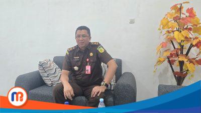 Kepala Seksi Pidana Umum (Kasi Pidum) Kejaksaan Negeri Bangkalan, Hendrik Murbawan, usai diwawancarai di ruang kerjanya