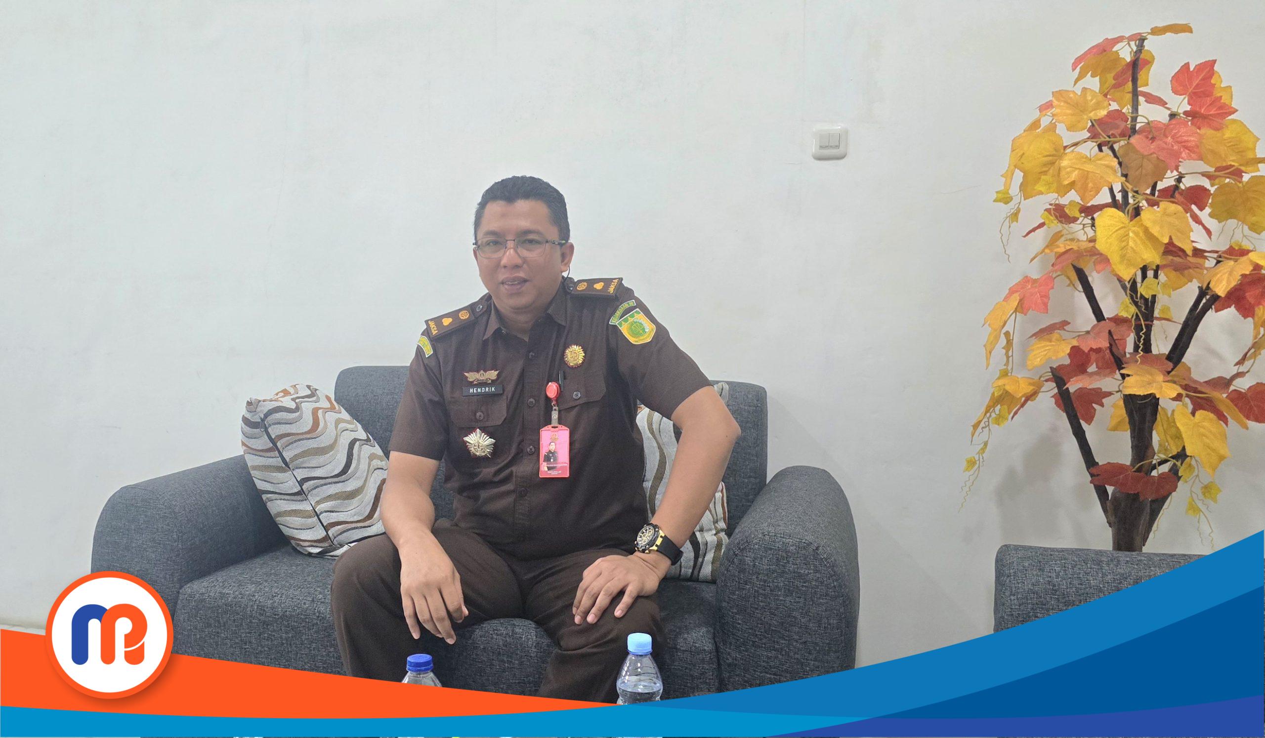 Kepala Seksi Pidana Umum (Kasi Pidum) Kejaksaan Negeri Bangkalan, Hendrik Murbawan, usai diwawancarai di ruang kerjanya