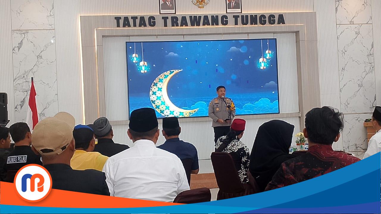 Kapolres Pamekasan, AKBP Hendra Eko Triyulianto, saat menyampaikan sambutannya pada acara halal bihalal bersama awak media di gedung Tatag Trawang Tungga