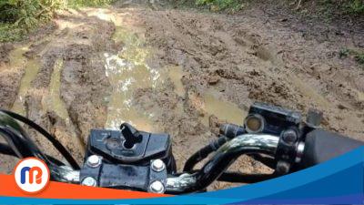 Potret Jalan Penghubung Desa Sawah Sumur, Kecamatan Arjasa dengan Desa Cengkramaan, Tembayangan hingga Batuputih terlihat rusak parah