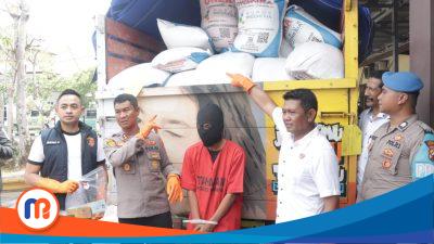 Kapolres Sampang, AKBP Hartono, didampingi anggota Satreksrim, menunjukkan ratusan sak pupuk bersubsidi dalam truk yang telah diamankan