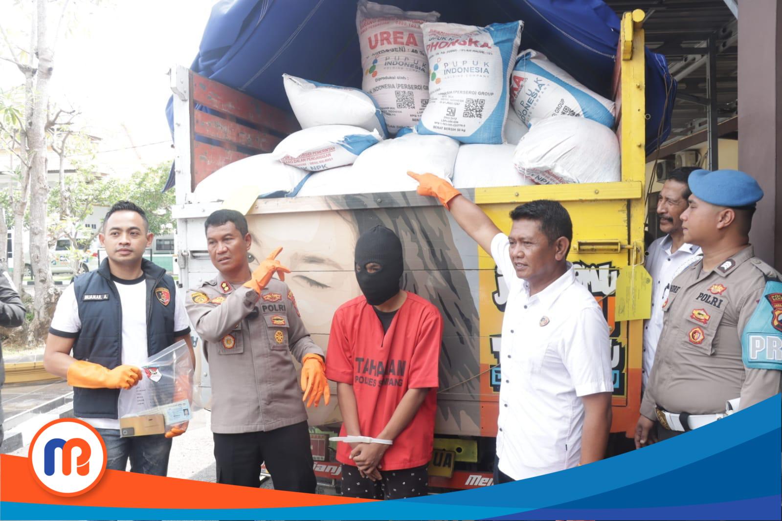 Kapolres Sampang, AKBP Hartono, didampingi anggota Satreksrim, menunjukkan ratusan sak pupuk bersubsidi dalam truk yang telah diamankan