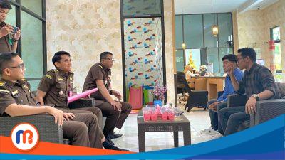 Kasi Pidana Khusus, Muhammad Fakhry, saat menemui awak media di ruang pelayanan publik bersama beberapa bidang lainnya