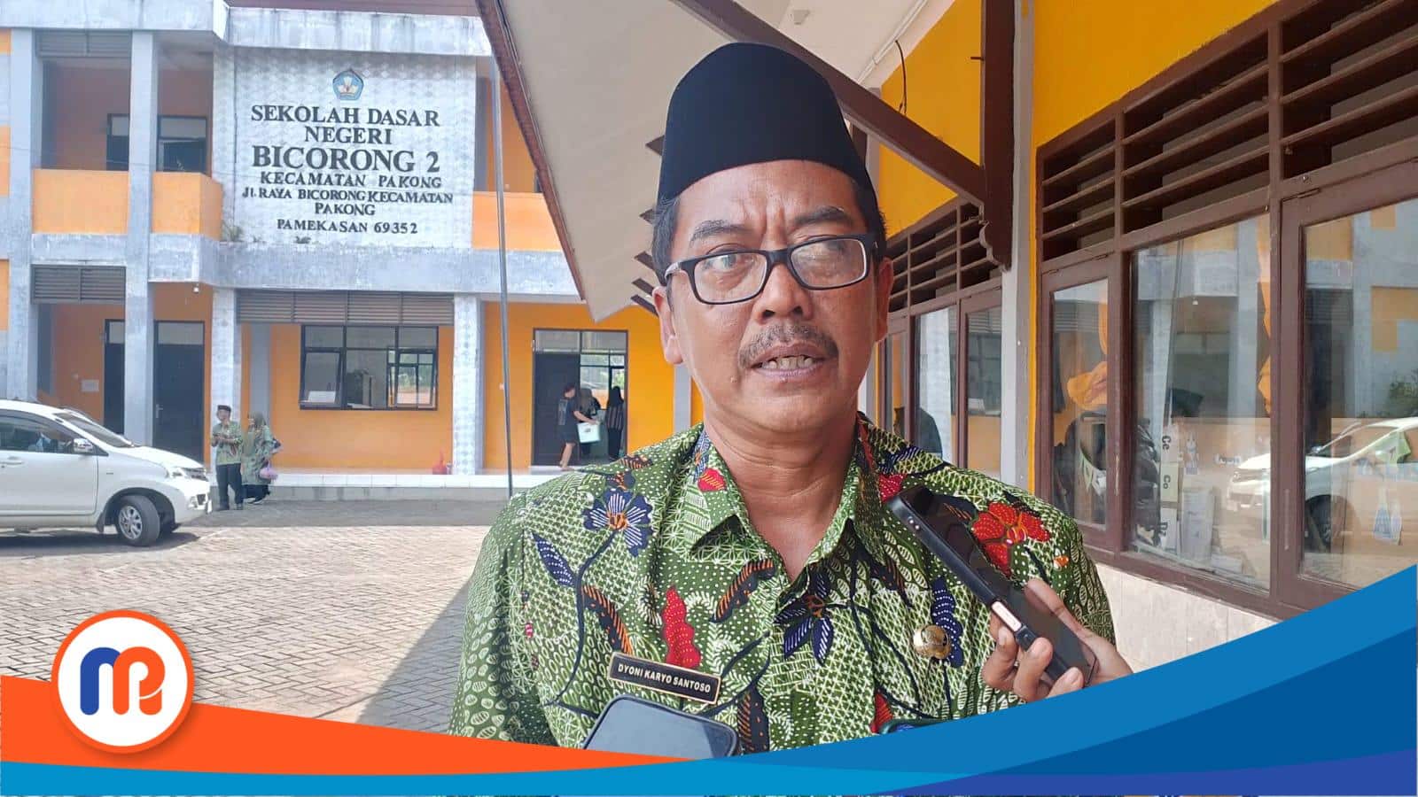Korwilcam Bidikbud Kecamatan Pakong, Dyoni Karyo Santoso, saat diwawancarai di SDN 2 Bicorong, Pamekasan