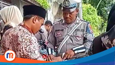 Penilangan pengedara bermotor oleh anggota Polres Bangkalan, saat melakukan razia di wilayah hukum Kabupaten Sampang