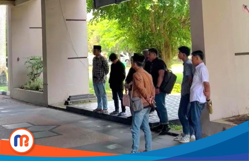 Pengurus Himpunan Mahasiswa Bangkalan (HIMABA) di depan kantor Pemkab saat hendak melakukan audiensi ke Pemkab Bangkalan, namun tidak ditemui oleh pejabat publik Pemkab Bangkalan