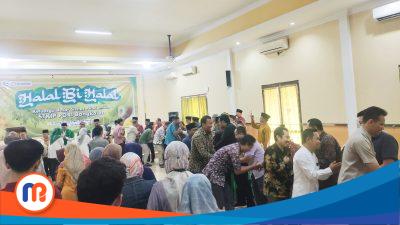 Sivitas akademika STKIP PGRI Bangkalan usai gelar Halal Bihalal dilanjutkan dengan berjabatan tangan seluruh mahasiswa dan para undang yang hadir