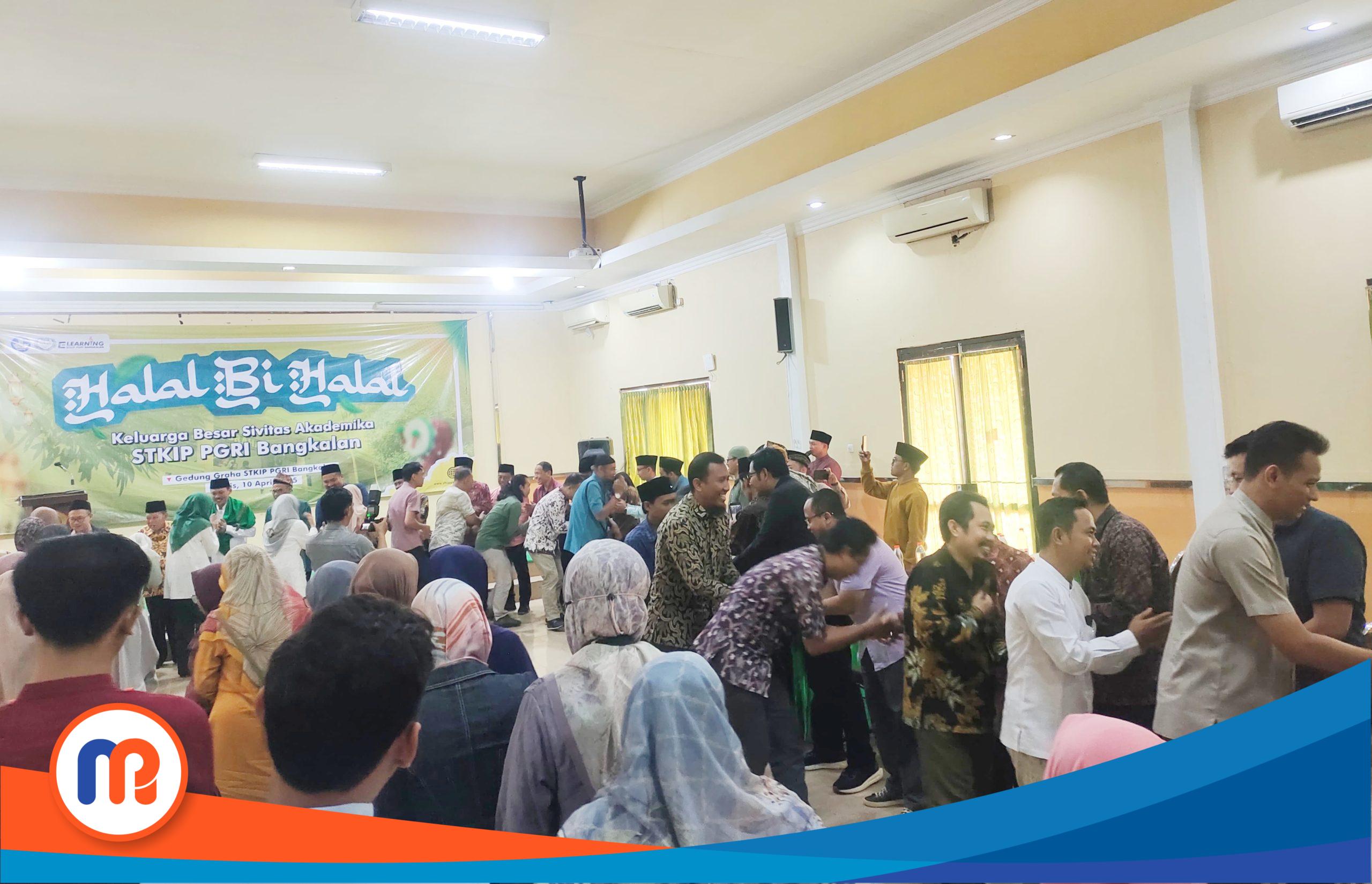 Sivitas akademika STKIP PGRI Bangkalan usai gelar Halal Bihalal dilanjutkan dengan berjabatan tangan seluruh mahasiswa dan para undang yang hadir