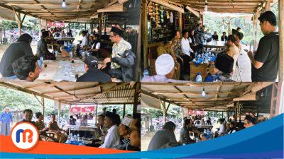 Camat Klampis, Kadis DLH, Forkopimcam Klampis, Kades Bragang, dan warga setempat saat menggelar mediasi terkait penempatan TPAS di Dusun Tanggungan, Desa Bragang, Klampis di warung kopi kecil di Dusun Tanggungan