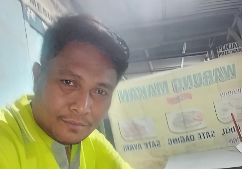 Herman Hidayat, Mamang panggilan akrabnya, adalah Ketua DPC ProJo Kabupaten Sampang, Madura, Jawa Timur
