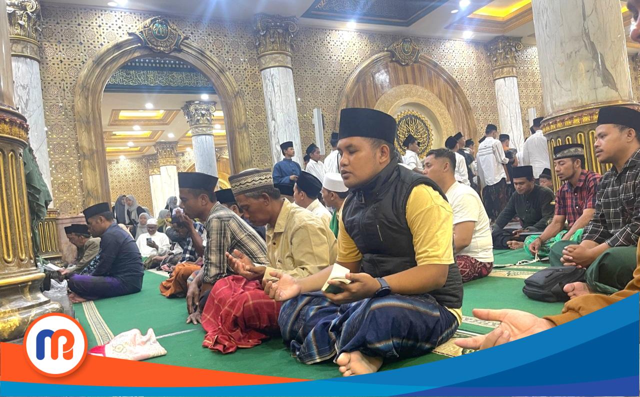 Peguyuban Pemuda Bangkalan (PPB) bersama Panglima Kesejahteraan Rakyat (Pangkas Rakyat) dan masyarakat melakukan istighosah di Masjid Martajasah dalam rangka mendoakan pihak kepolisian, Pemerintah Bangkalan, dan DPDR Bangkalan