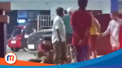 Korban pembacokan terkapar di area parkiran RSUD Ketapang saat diamankan warga