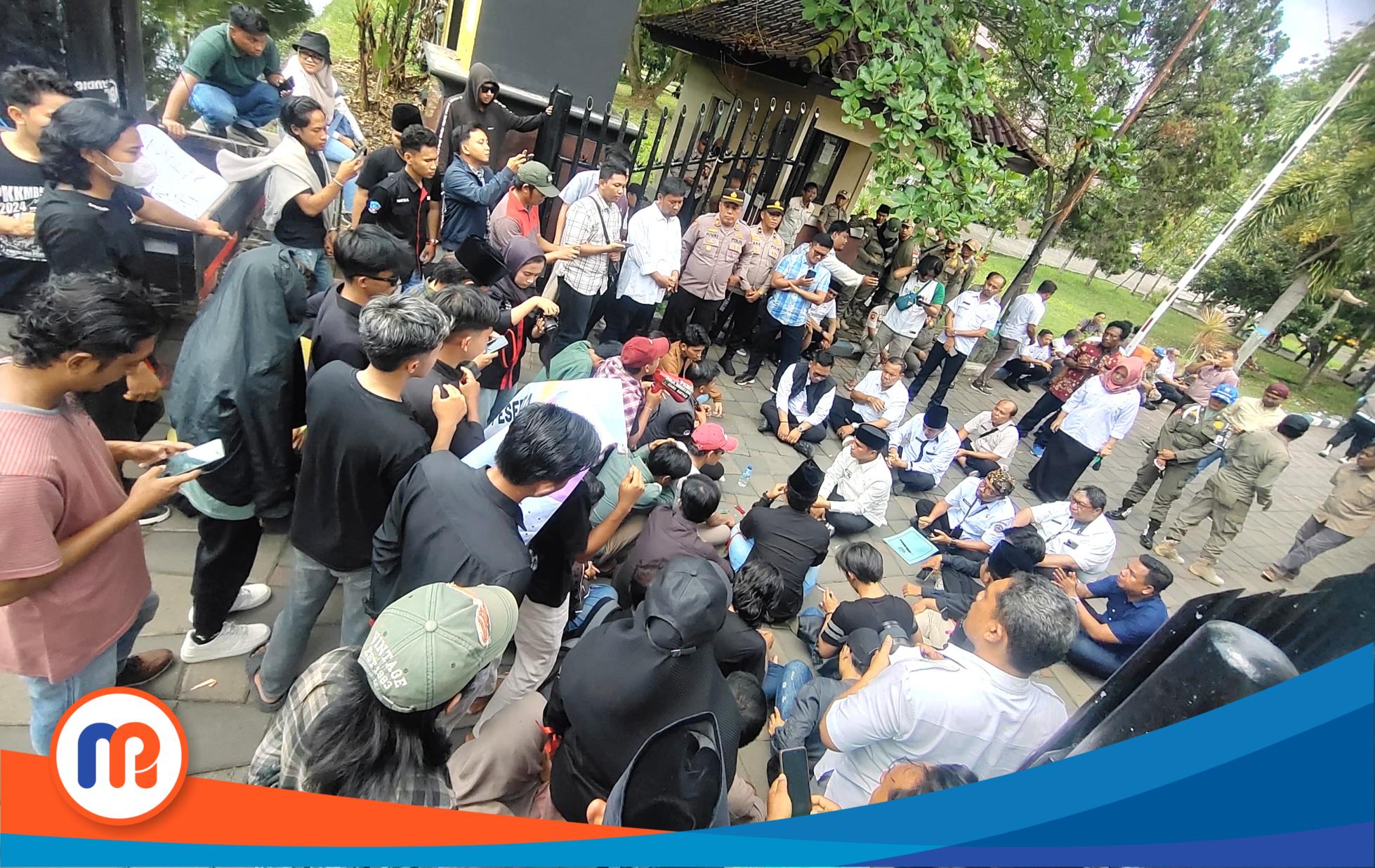 Bupati Bangkalan, Lukman Hakim, ajak himpunan mahasiswa Bangkalan (HIMABA) duduk dan menyampaikan aspirasinya dengan kepala dingin