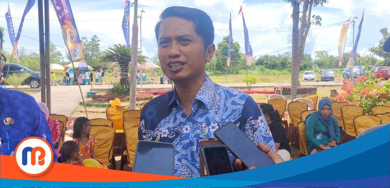 Fajar Sidiq, Camat Banyuates, saat diwawancara awak media ketika menghadiri acara GEMARIKAN di Desa Jatra Timur