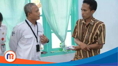 Direktur BPRS Bhakti Sumekar saat mengunjungi korban ledakan Dusun Lojikantang, Desa Kalianget Barat, Kecamatan Kalianget, Kabupaten Sumenep