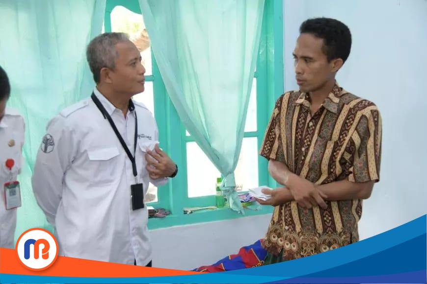 Direktur BPRS Bhakti Sumekar saat mengunjungi korban ledakan Dusun Lojikantang, Desa Kalianget Barat, Kecamatan Kalianget, Kabupaten Sumenep