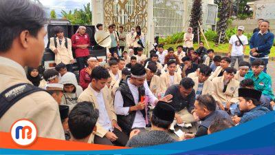 Potret aksi demonstrasi yang digelar pada Jumat (09/05/2025) di depan Gedung DPRD Sumenep