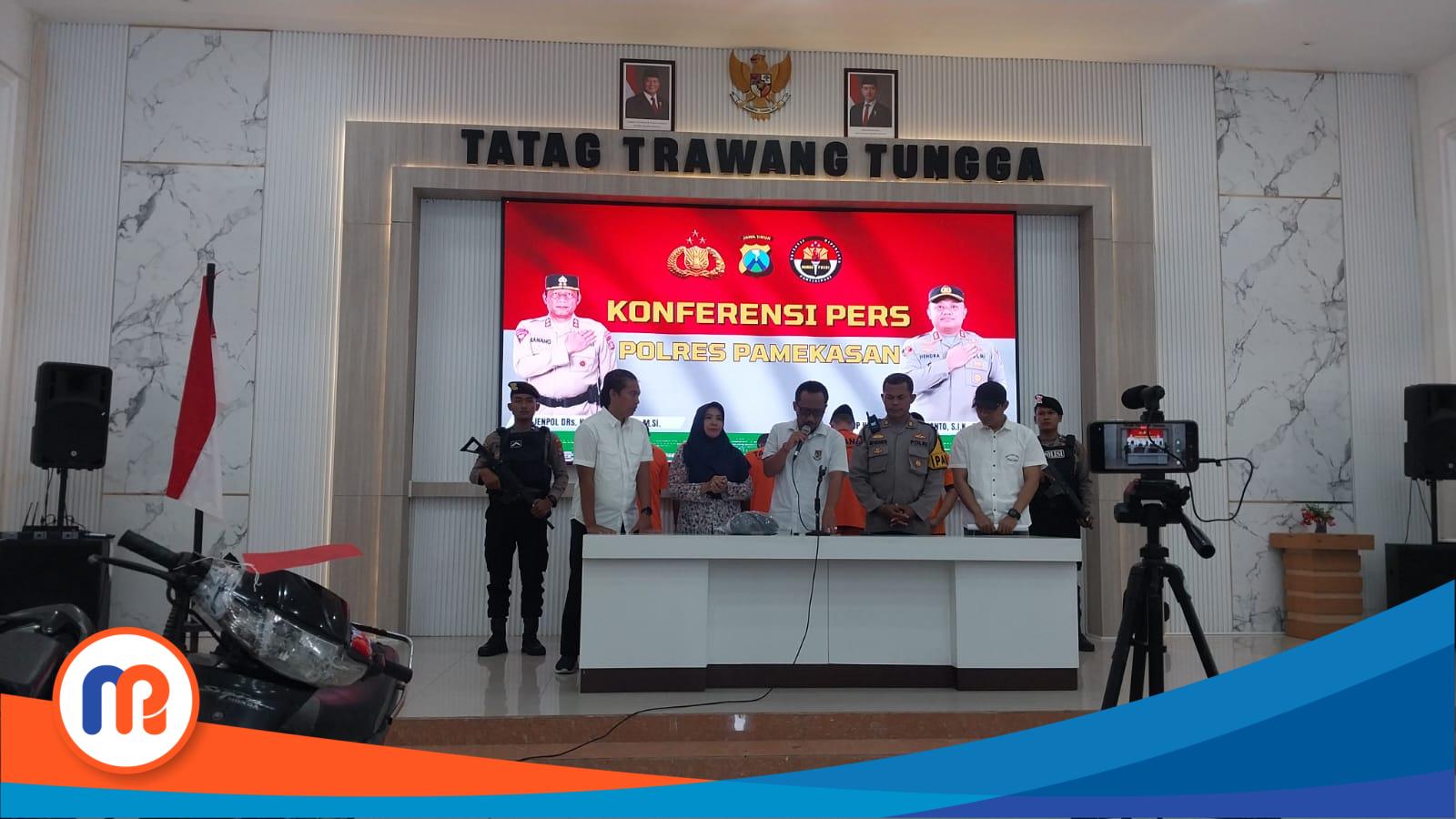 Polres Pamekasan gelar konferensi pers, para tersangka pelaku kasus pencabulan dan curanmor yang dilaksanakan di gedung Tatag Rawang Tungga. Satu tersangka adalah seorang dukun