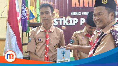 Ryan Syarif Hidayatullah bersama Pusdiklat Kwarcab Bangkalan saat menerima penghargaan