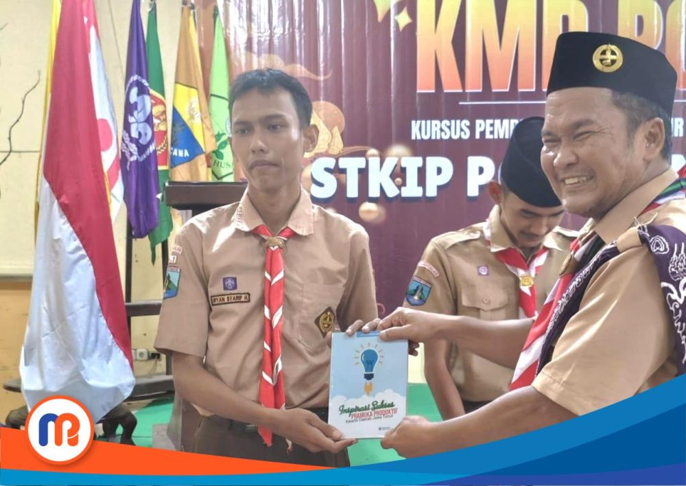 Ryan Syarif Hidayatullah bersama Pusdiklat Kwarcab Bangkalan saat menerima penghargaan