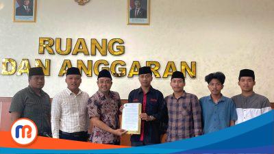 Peserta audiensi dari Himpunan Mahasiswa Bangkalan (Himaba) bersama ketua komisi A dan sekretaris saat mengabadikan momen penting