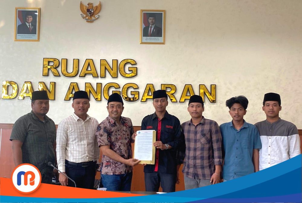 Peserta audiensi dari Himpunan Mahasiswa Bangkalan (Himaba) bersama ketua komisi A dan sekretaris saat mengabadikan momen penting