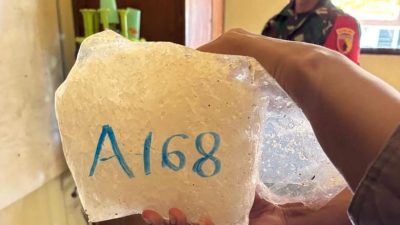 Bungkusan plastik berisi kristal putih diduga sabu yang ditemukan dalam drum besi oleh nelayan Masalembu