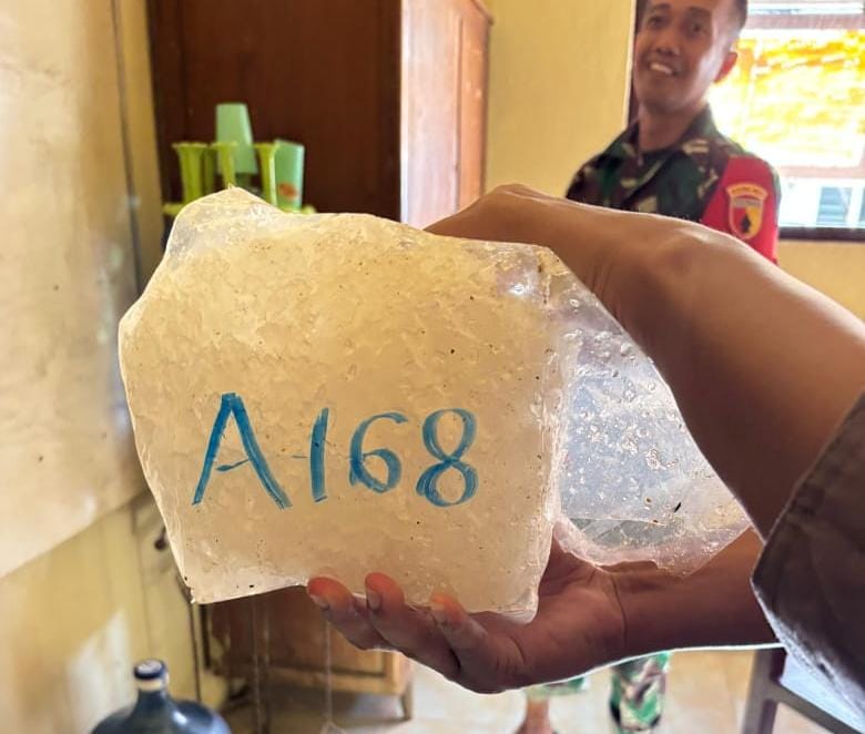 Bungkusan plastik berisi kristal putih diduga sabu yang ditemukan dalam drum besi oleh nelayan Masalembu
