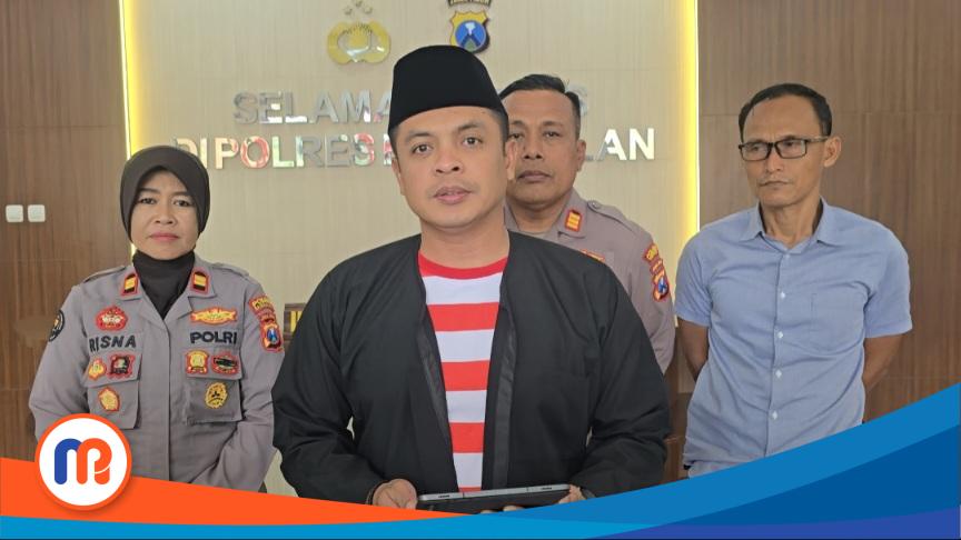 Kapolres Bangkalan, AKBP Hendro Sukmono, S.H., S.I.K., M.I.K., didampingi Kasi Humas, dan Kasat Reskrim Polres Bangkalan saat memberikan klarifikasi terkait ricuhnya aksi demonstrasi mahasiswa kepada sejumlah media
