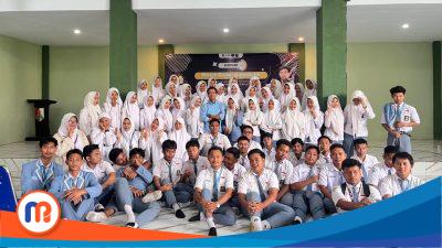 Peserta didik SMAN 1 Ketapang berphoto bersama pemateri setelah mengikuti diklat dasar jurnalistik