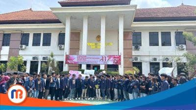 Ratusan Mahasiswa Universitas Trunojoyo Madura (UTM) gelar aksi di depan gedung pengadilan Negeri (PN) Bangkalan