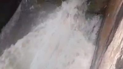 Tangkapan layer video milik warga yang menampilkan seorang bocah laki-laki saat terjepit di saluran air