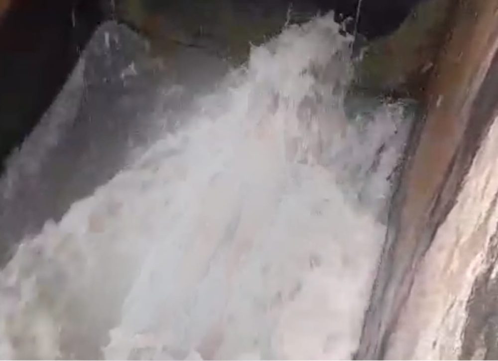 Tangkapan layer video milik warga yang menampilkan seorang bocah laki-laki saat terjepit di saluran air