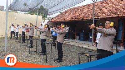 Kapolres Pamekasan, AKBP Hendra Eko Triyulianto Latihan Menembak untuk Tingkatkan Kemampuan Senpi bersama puluhan personel Polres