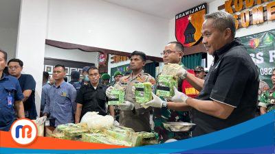 Potret 35 paket plastik, sebagian tersegel rapi, dua di antaranya sudah terbuka saat ditunjukkan dalam konferensi pers di Aula Kodim Sumenep