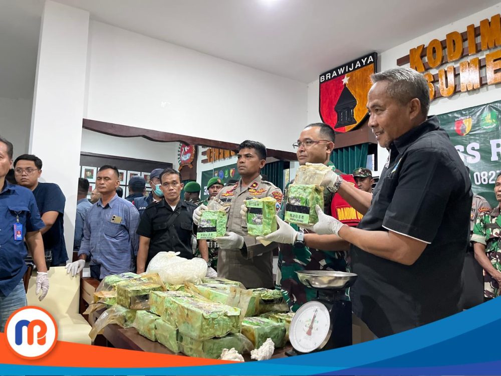 Potret 35 paket plastik, sebagian tersegel rapi, dua di antaranya sudah terbuka saat ditunjukkan dalam konferensi pers di Aula Kodim Sumenep