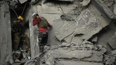 Tim penyelamat Israel mencari korban selamat diantara reruntuhan bangunan tempat tinggal yang hancur akibat serangan rudal Iran di Beersheba.