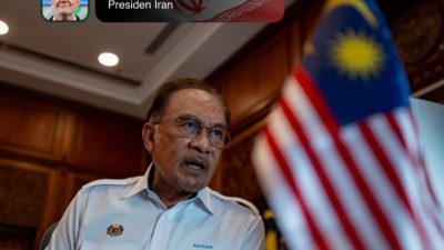 Perdana Menteri Malaysia ke-10, Anwar Ibrahim, melakukan percakapan melalui telepon dengan Presiden Iran, Masoud Pezeshkian. Momen ini diabadikan dan dibagikan melalui akun resmi X @anwaribrahim pada tahun 2025.