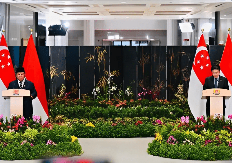 Presiden Republik Indonesia Prabowo Subianto dan Perdana Menteri Singapura Lawrence Wong saat konferensi pers bersama, usai pertemuan Leaders’ Retreat yang digelar di Parliament House, Singapura, pada Senin (16/06/2025).