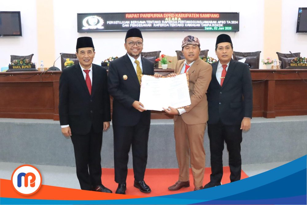 Wakil Ketua DPRD Sampang, Muhammad Iqbal Fathoni, dan Wakil Bupati Sampang Ahmad Mahfudz (ditengah), menunjukkan pengesahan Raperda