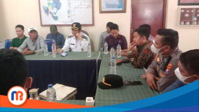 Pihak manajemen, Bima Wirawan dan Manajer Corporate Communication PT Garam Miftahul Arifin, bersama Lembaga Gerakan Masyarakat Pamekasan (GEMPA) diruang rapat